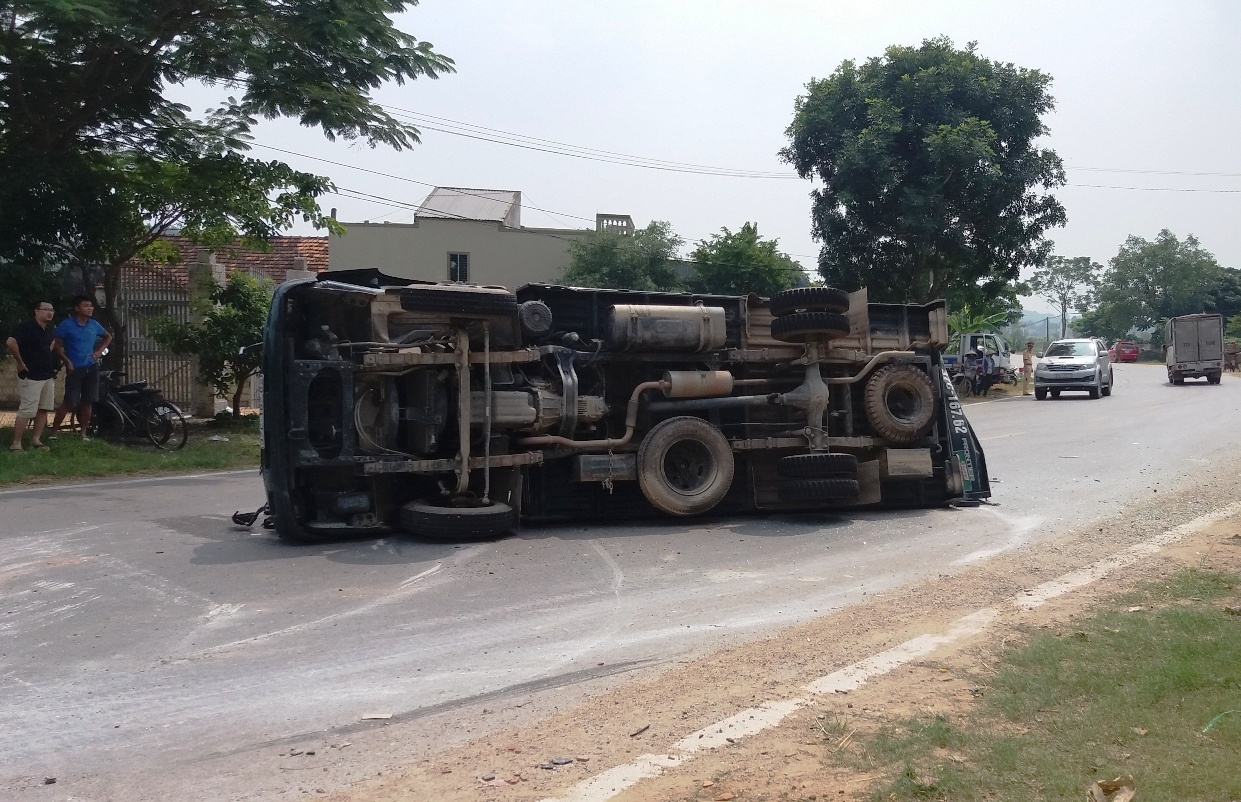 ôtô khách đối đầu xe tải ảnh 2 oto khach doi dau xe tai anh 2