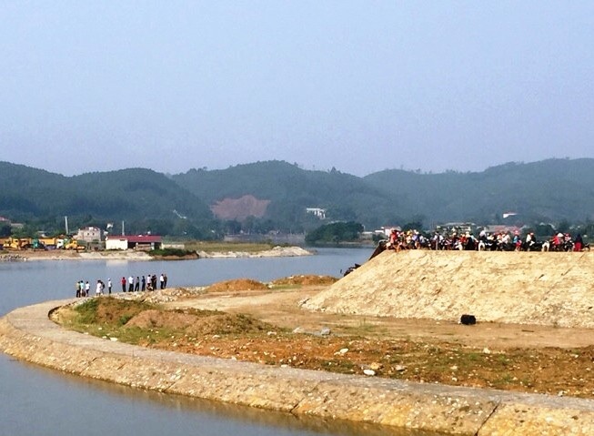 Thi the trung uy cong an noi duoi vuc hinh anh