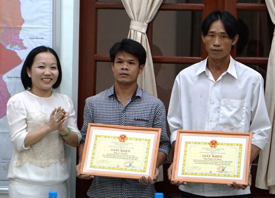 Cuu nguoi trong mua lon, hai phu ho duoc khen thuong hinh anh