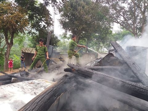 'Ba hoa' thieu rui tru so uy ban xa cung toan bo so sach hinh anh