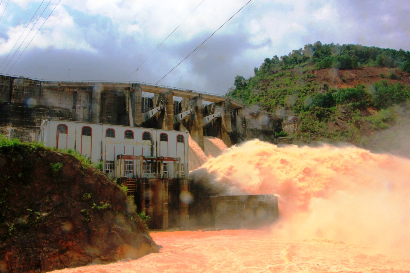 Thủy điện xả lũ ảnh 3 Thuy dien xa lu anh 3