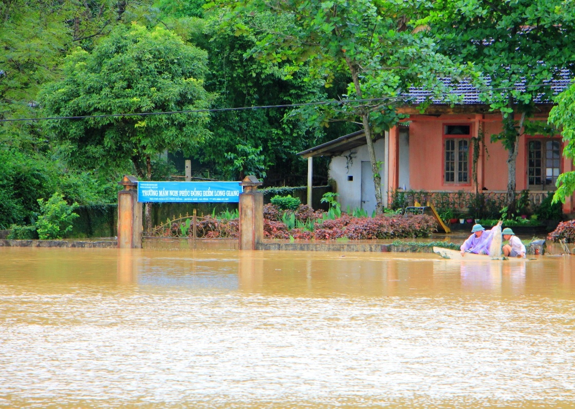 Hon 100.000 hoc sinh vung lu Ha Tinh chua the den truong hinh anh