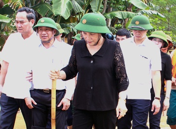 Chu tich Quoc hoi tham nguoi dan vung lu hinh anh