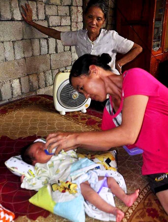 Be trai bi bo roi anh 1