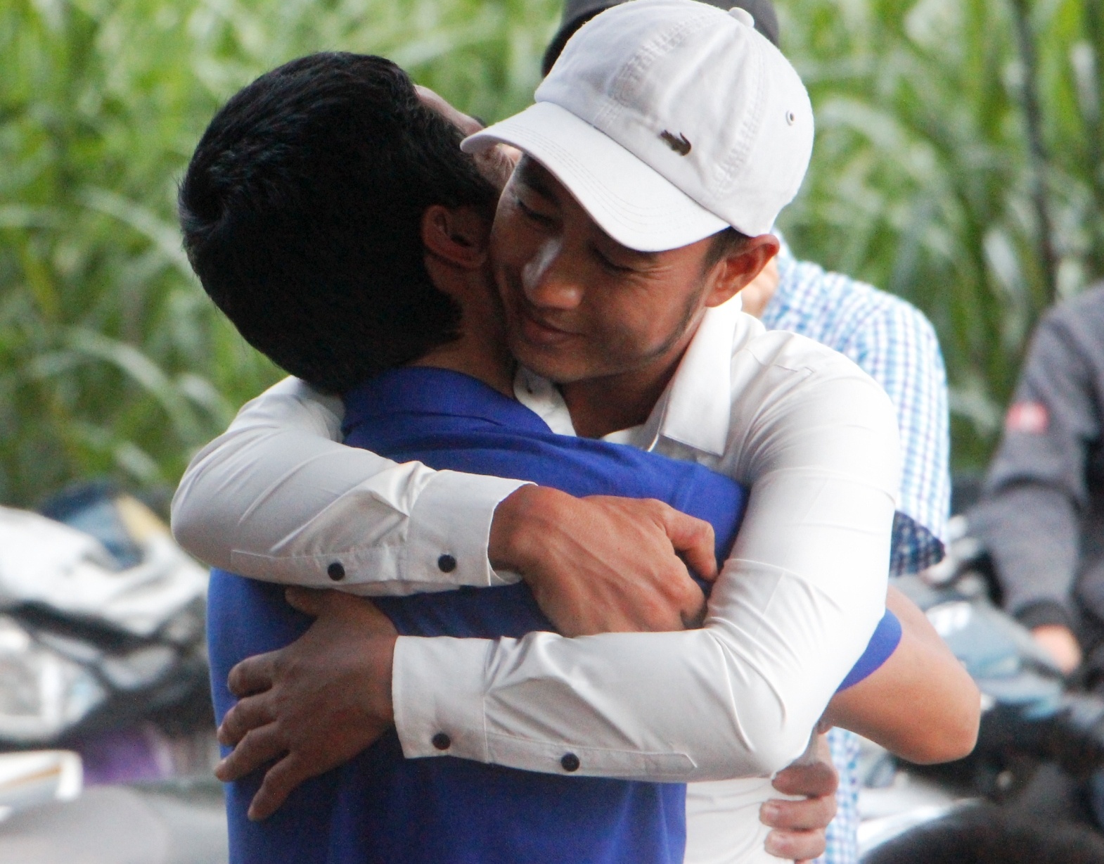 Thuyen vien bi cuop bien Somalia tro ve anh 7