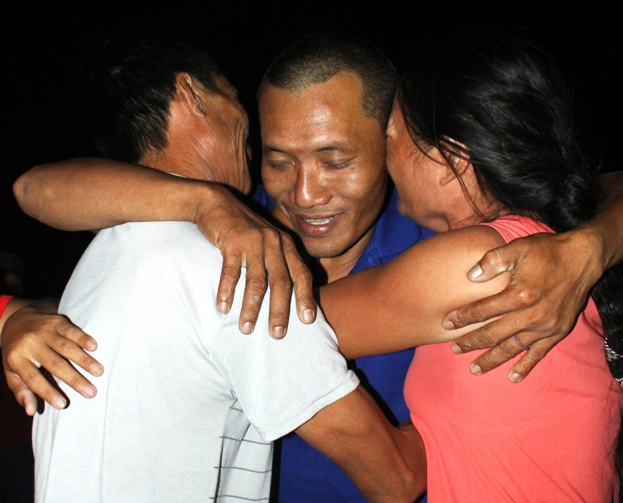 Thuyen vien bi cuop bien Somalia tro ve anh 11