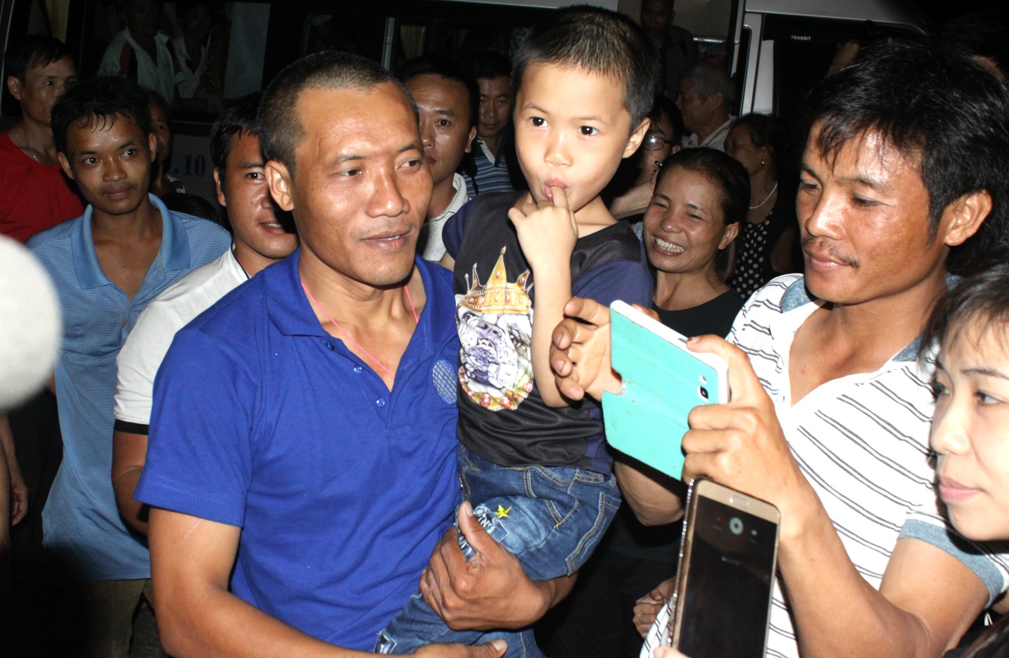 Thuyen vien bi cuop bien Somalia tro ve anh 10