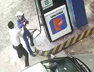 Khach buc xuc danh nhan vien cay xang vi nghi bi an gian hinh anh