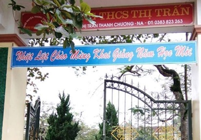 Nam sinh chem thay giao ngay tai phong lam viec hinh anh