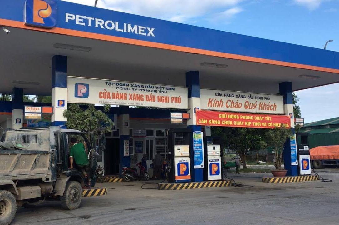 can bo ngan hang danh nhan vien cay xang anh 2