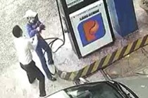 Tran tinh cua khach nam danh nu nhan vien cay xang hinh anh