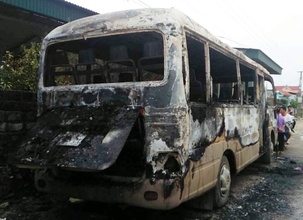 Xe khach chay rui do thap huong hinh anh