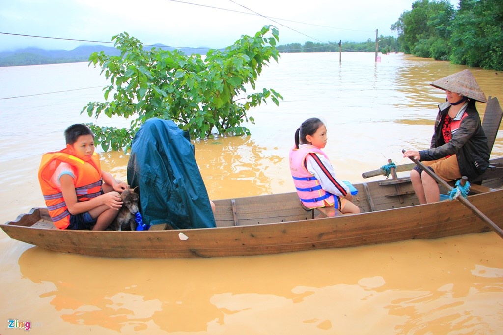 dua san phu di sinh trong lu anh 1