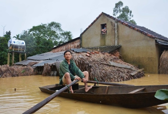 Chu tich xa huy dong thuyen dua hai san phu di sinh trong lu hinh anh