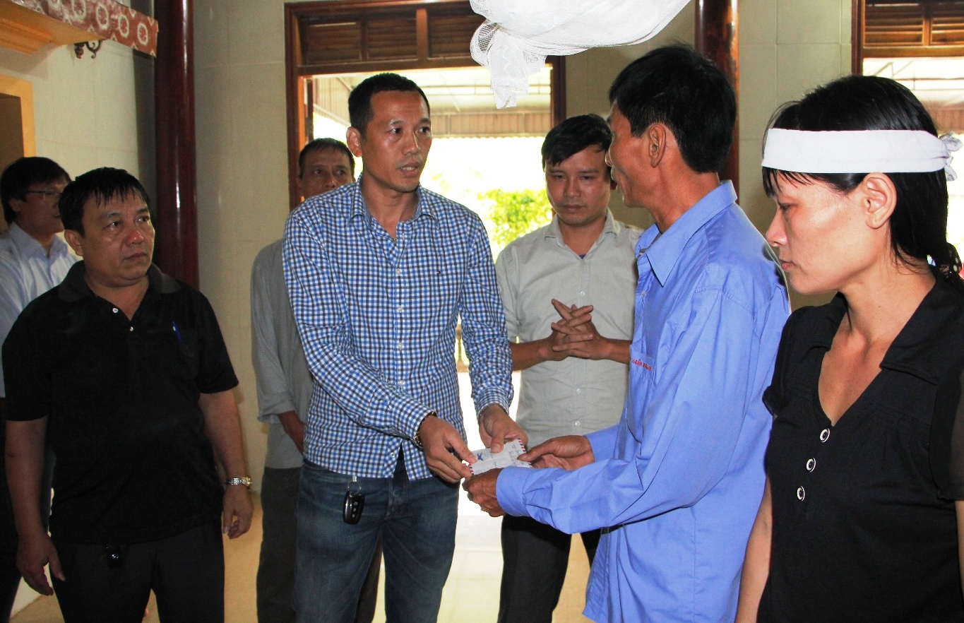 HLV SLNA trao quà ảnh 1 HLV SLNA trao qua anh 1