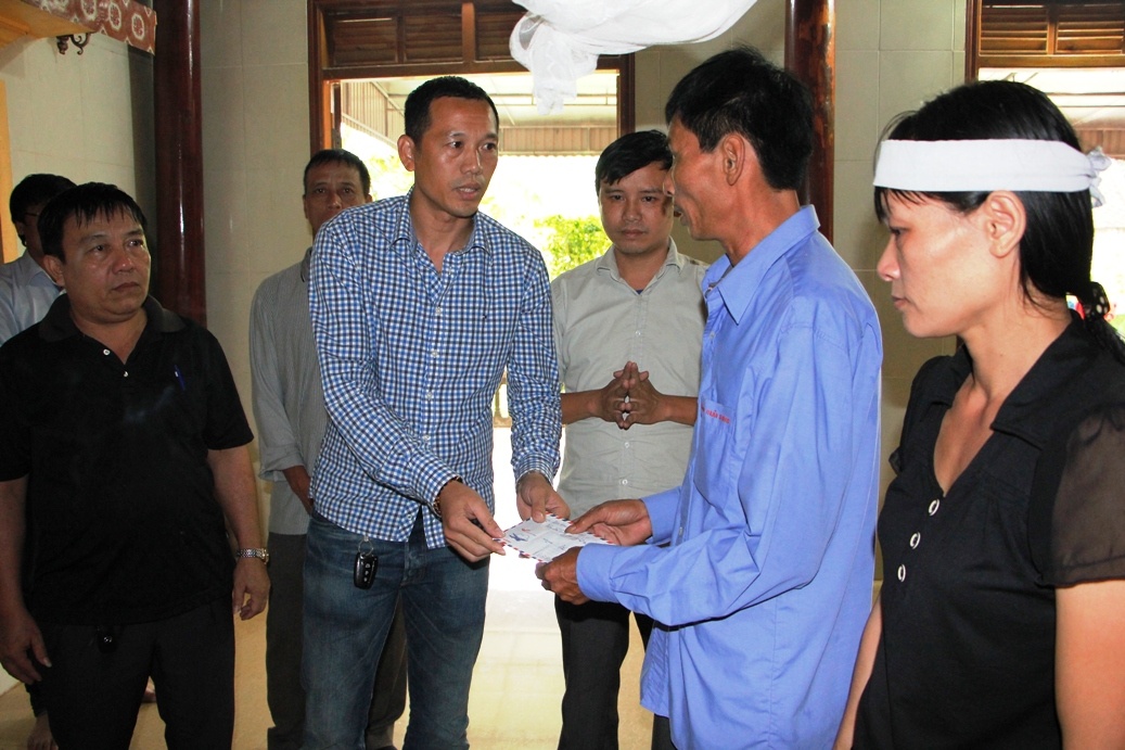 Tan HLV truong SLNA ho tro gia dinh co hoc sinh bi lu cuon hinh anh