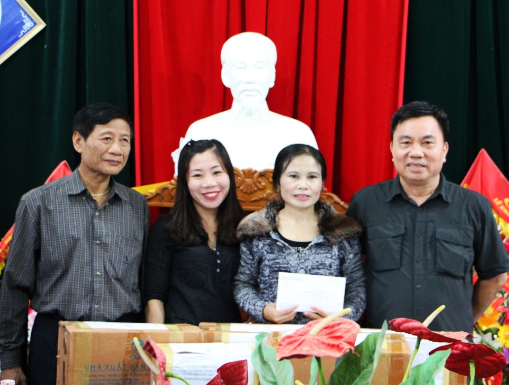 Hội xuất bản trao quà cho vùng lũ Hà Tĩnh ảnh 1 Hoi xuat ban trao qua cho vung lu Ha Tinh anh 1