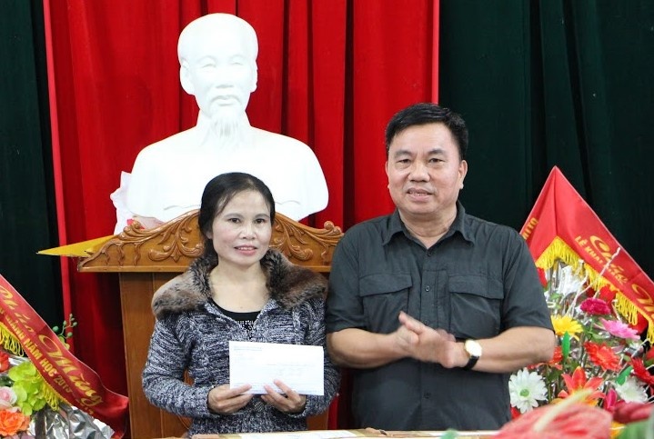 Hoi Xuat ban trao qua cho hoc sinh vung lu Ha Tinh hinh anh