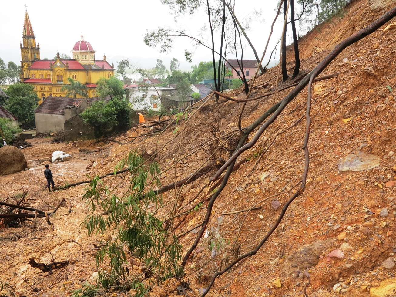 Hang nghin m3 dat da trut xuong 50 ho dan o chan nui hinh anh