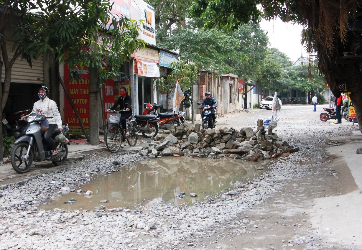 Nguoi dan xep gach da chan oto pha duong hinh anh