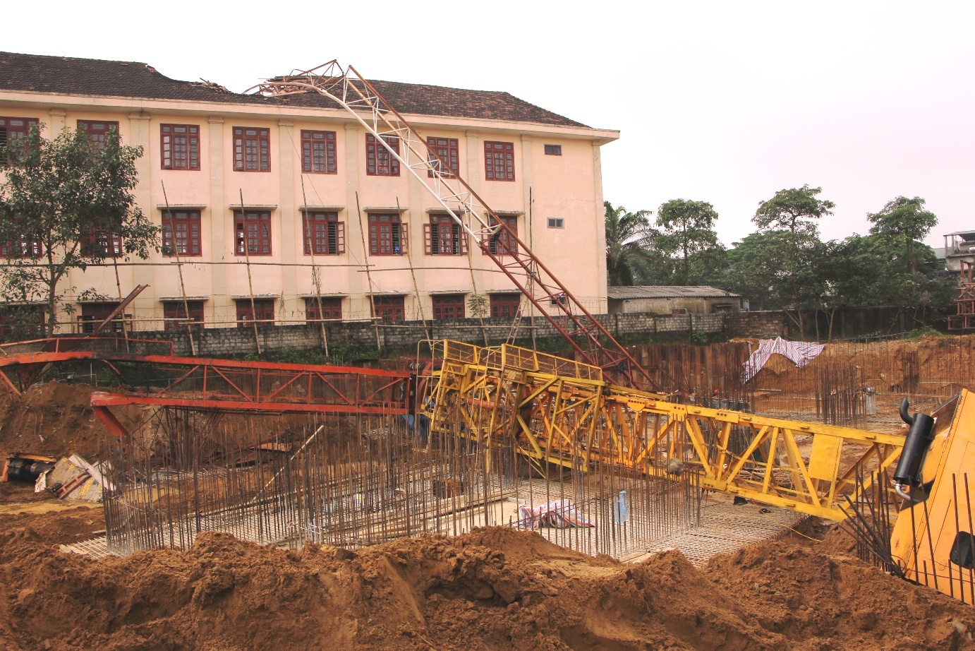 Cần cẩu đổ sập rơi trúng học sinh ảnh 1 Can cau do sap roi trung hoc sinh anh 1