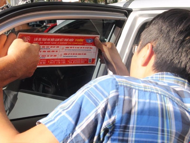 Ha Noi dan de can cho 19.500 taxi de tuyen truyen luat hinh anh