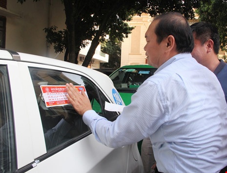 Dan de can tuyen truyen luat cho taxi anh 1