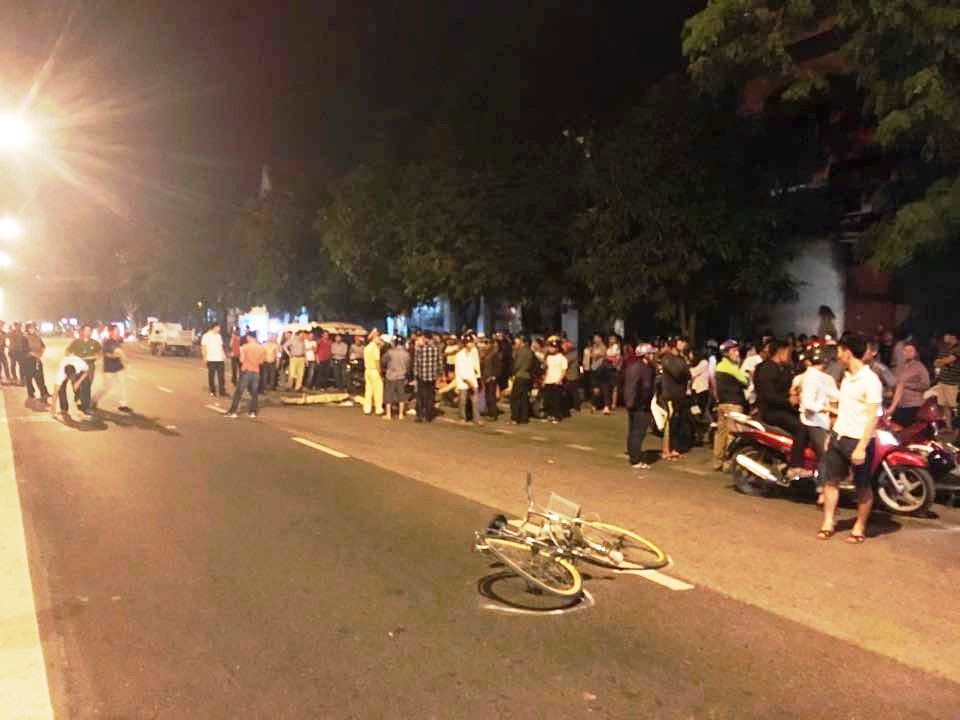 Lai xe SH dam xe dap, nam thanh nien tu vong tai cho hinh anh