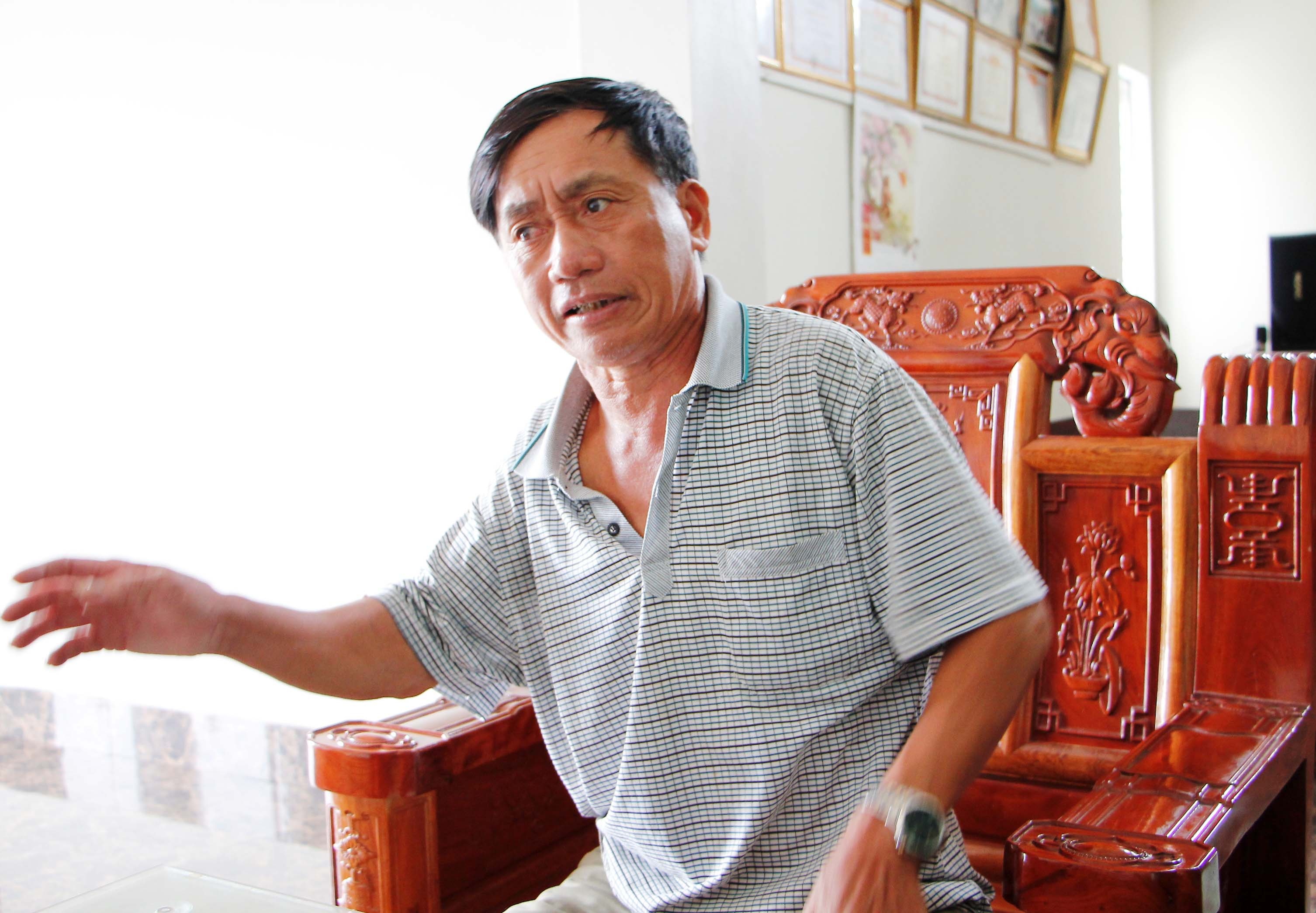 Chu tich xa bi to danh truong thon tai tru so hinh anh