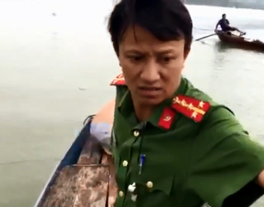 Cong an cuu nguoi phu nu nhay cau Ben Thuy tu van hinh anh