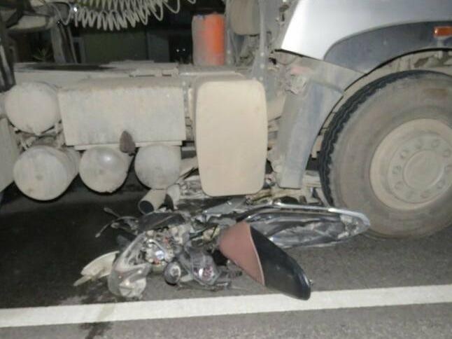 Xe may chui gam oto container, 3 thanh nien tu vong hinh anh