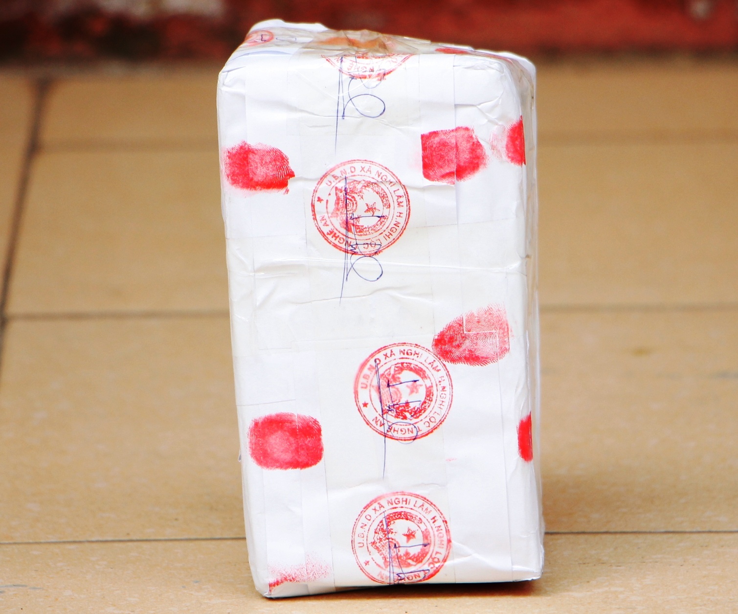 vat nghi an tin cua vua anh 2