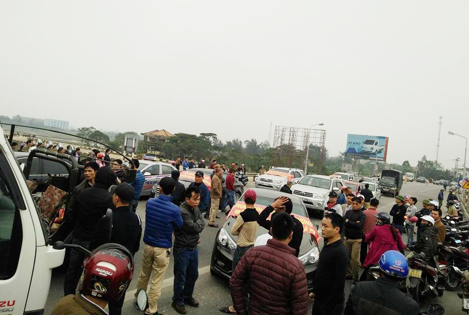 dung oto chan cau Ben Thuy 1 anh 2