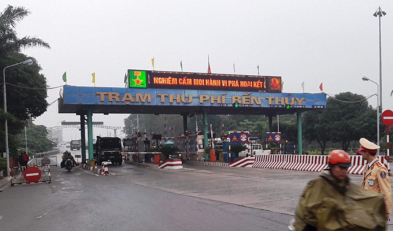 dung oto chan cau Ben Thuy 1 anh 3