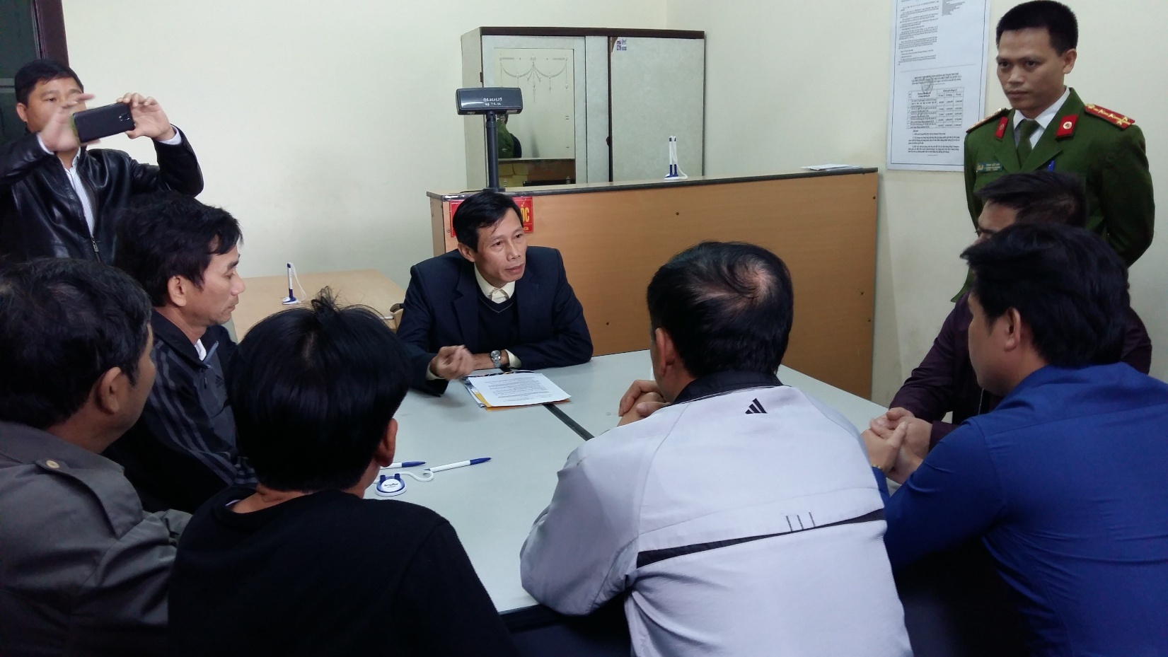 Nguoi dan tiep tuc chan duong qua cau Ben Thuy 1 hinh anh