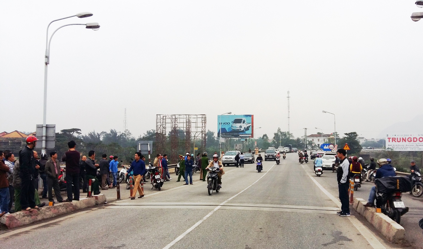 phản đối thu phí cao ở cầu Bến Thủy 1 ảnh 1 phan doi thu phi cao o cau Ben Thuy 1 anh 1