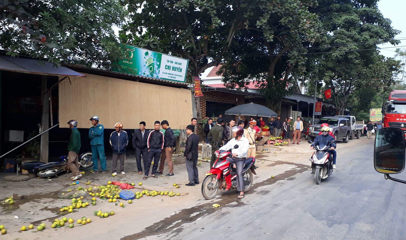 xe buýt cuốn 5 xe máy vào gầm ảnh 2 xe buyt cuon 5 xe may vao gam anh 2