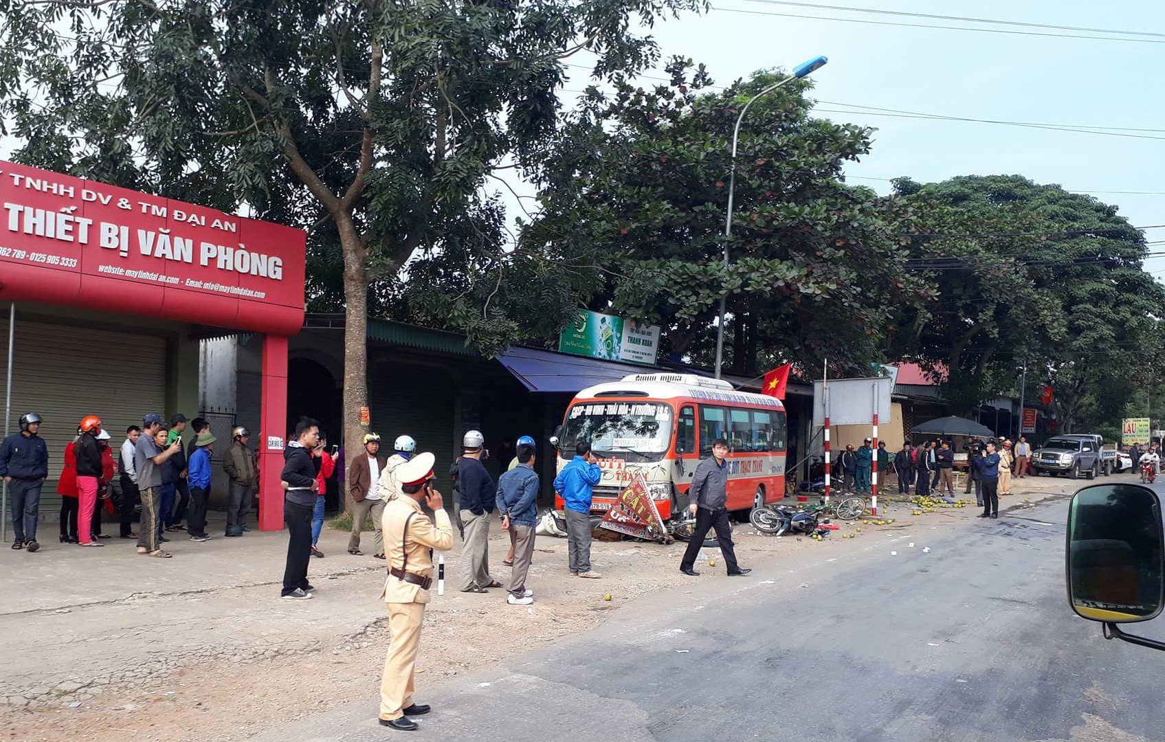 xe buýt cuốn 5 xe máy vào gầm ảnh 1 xe buyt cuon 5 xe may vao gam anh 1