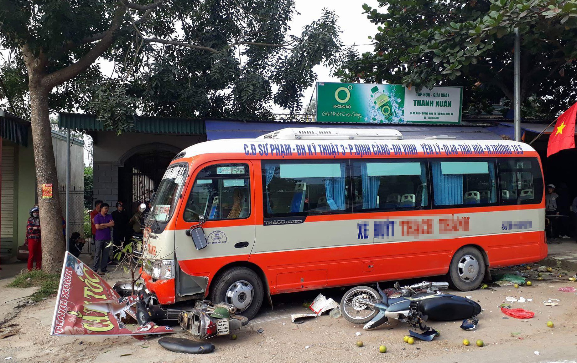 Xe buyt cuon 5 xe may vao gam, mot nguoi tu vong tai cho hinh anh