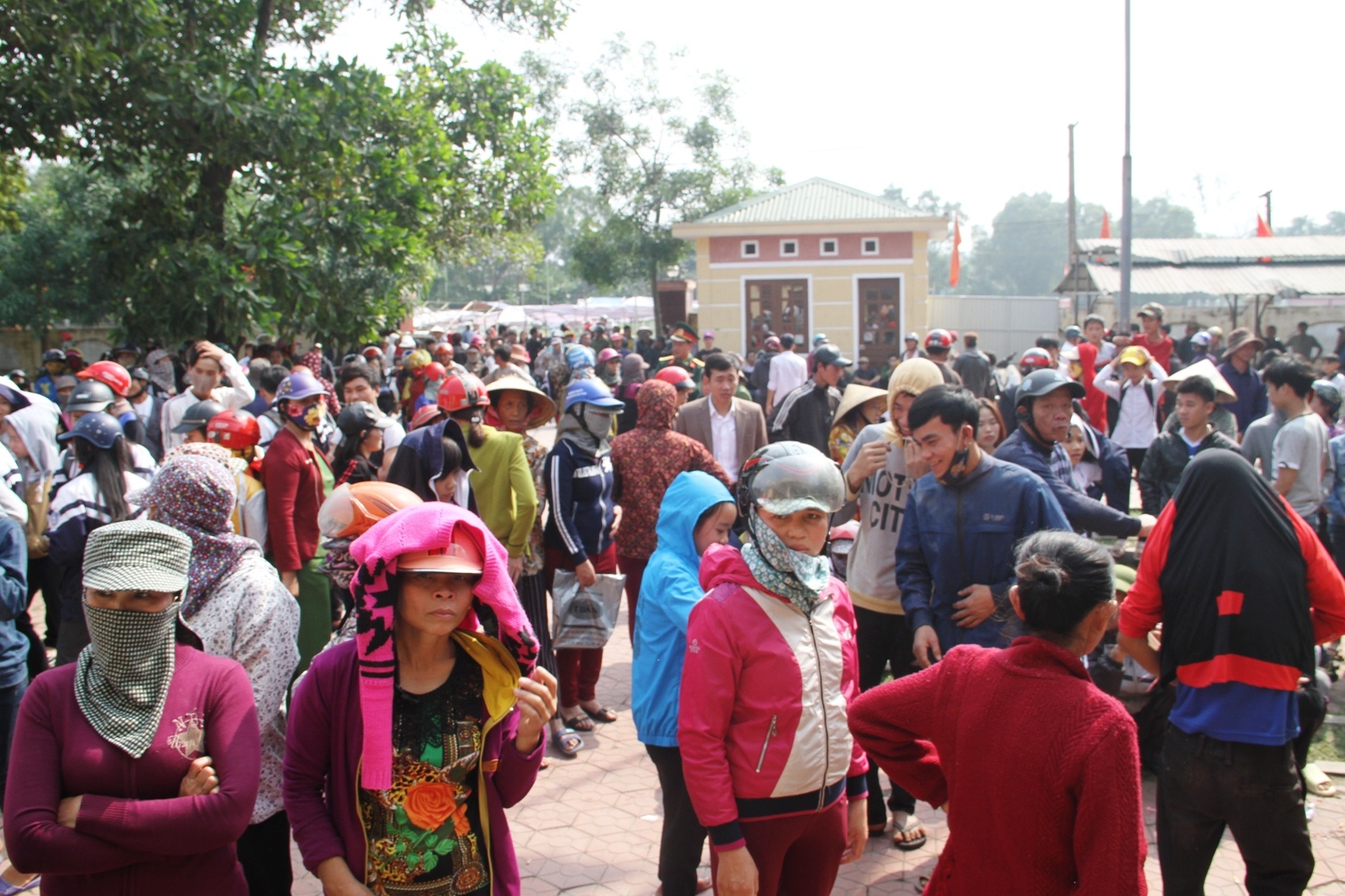 ẩu quả tại trụ sở UBND xã ảnh 1 au qua tai tru so UBND xa anh 1