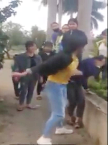 nu sinh danh nhau anh 1