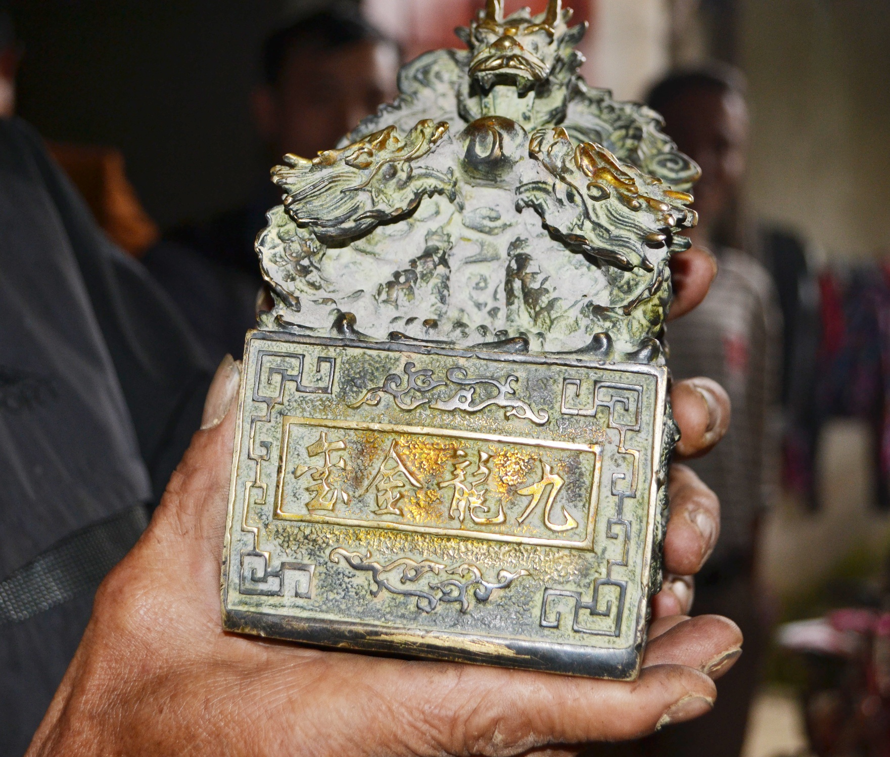 hien vat nghi an tin cua vua anh 1