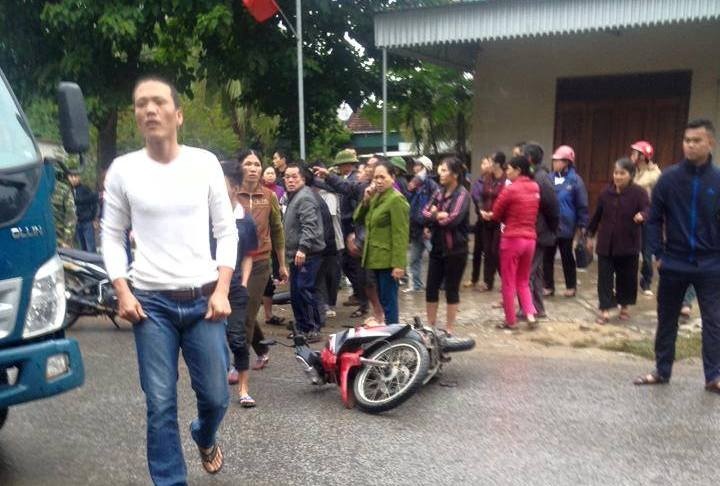 Bi thu xa o Nghe An bi xe buyt tong chet truoc cong nha hinh anh