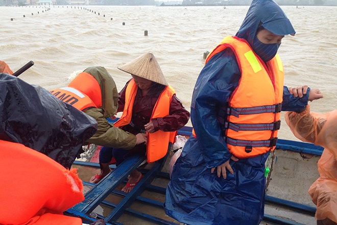 Cong an cho san phu chuyen da den benh vien hinh anh