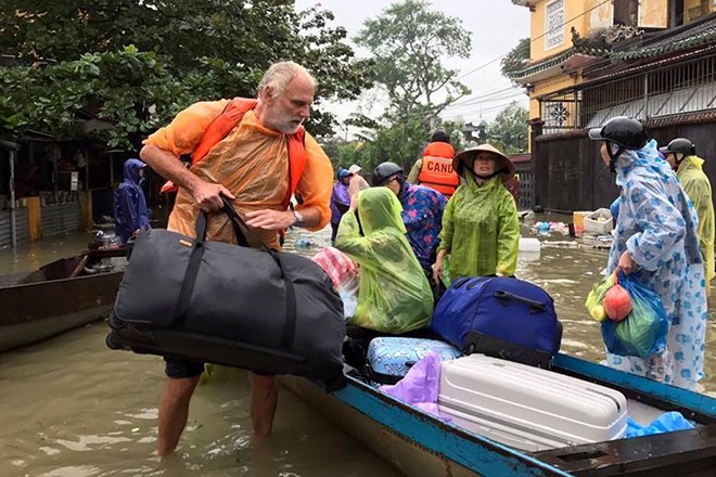 Hoi An cam ghe thuyen cho khach tham quan trong mua lu hinh anh