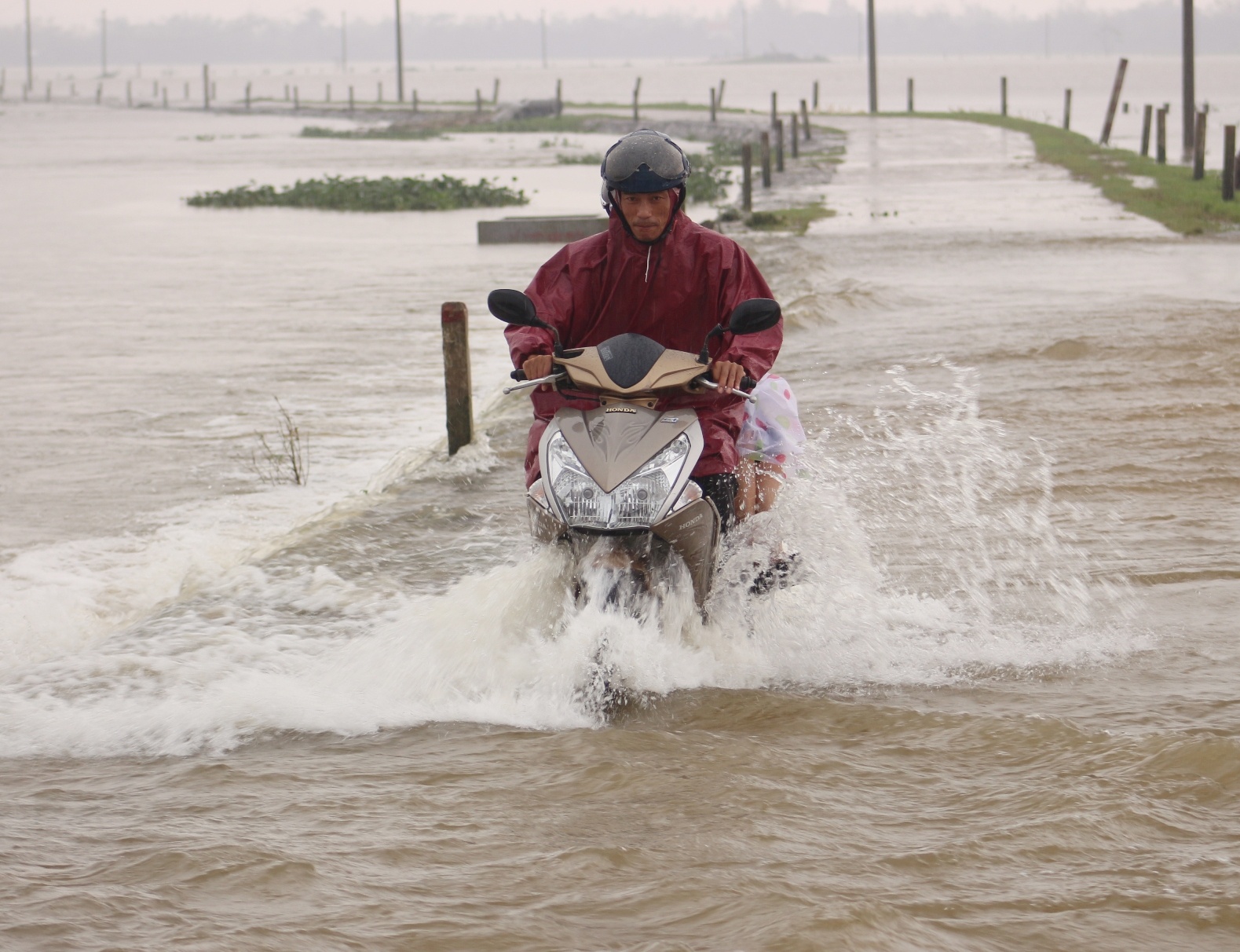 Nuoc bua vay, nguoi dan lieu minh di chuyen trong lu hinh anh