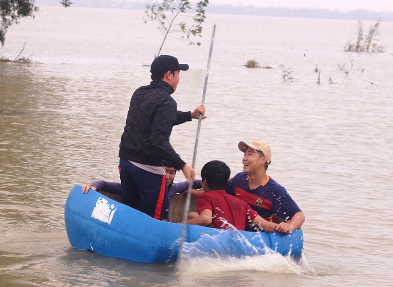 Nguoi dan lieu minh di trong lu du hinh anh