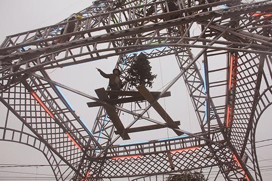 Trang tri Noel, giam doc doanh nghiep roi xuong dat tu vong hinh anh