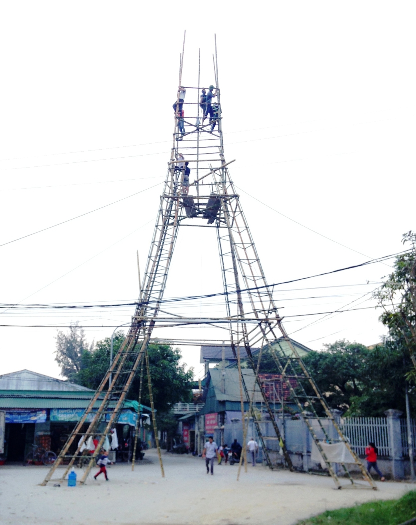 mo hinh thap Eiffel don giang sinh anh 2