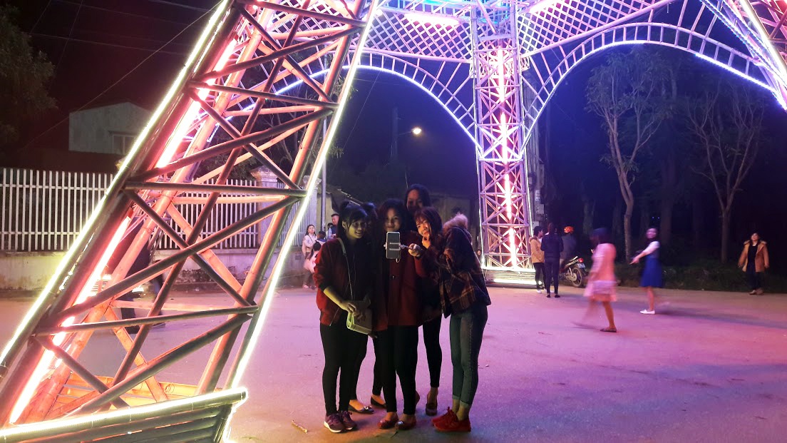 mo hinh thap Eiffel don giang sinh anh 12